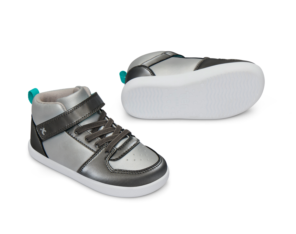 Varsity – Höga barnsneakers i silver, sidovy