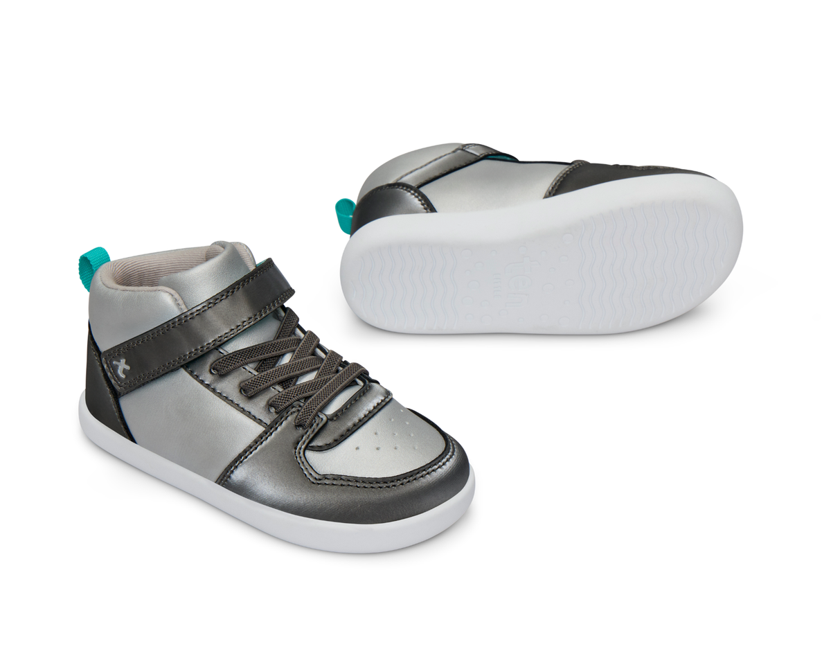 Varsity – Höga barnsneakers i silver, sidovy